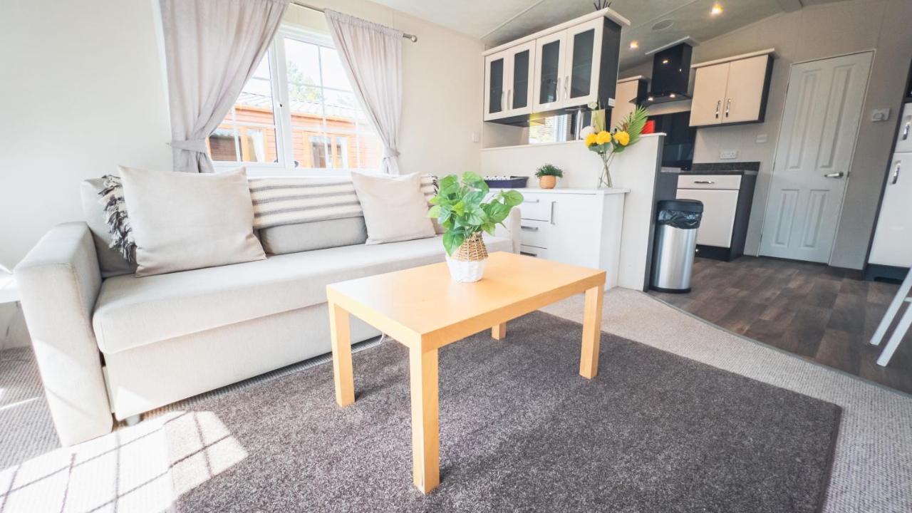Angie'S Haven, Superb 2 Bedroom Lodge With Hot Tub - Sleeps 6 - Felmoor Park Morpeth Exterior photo